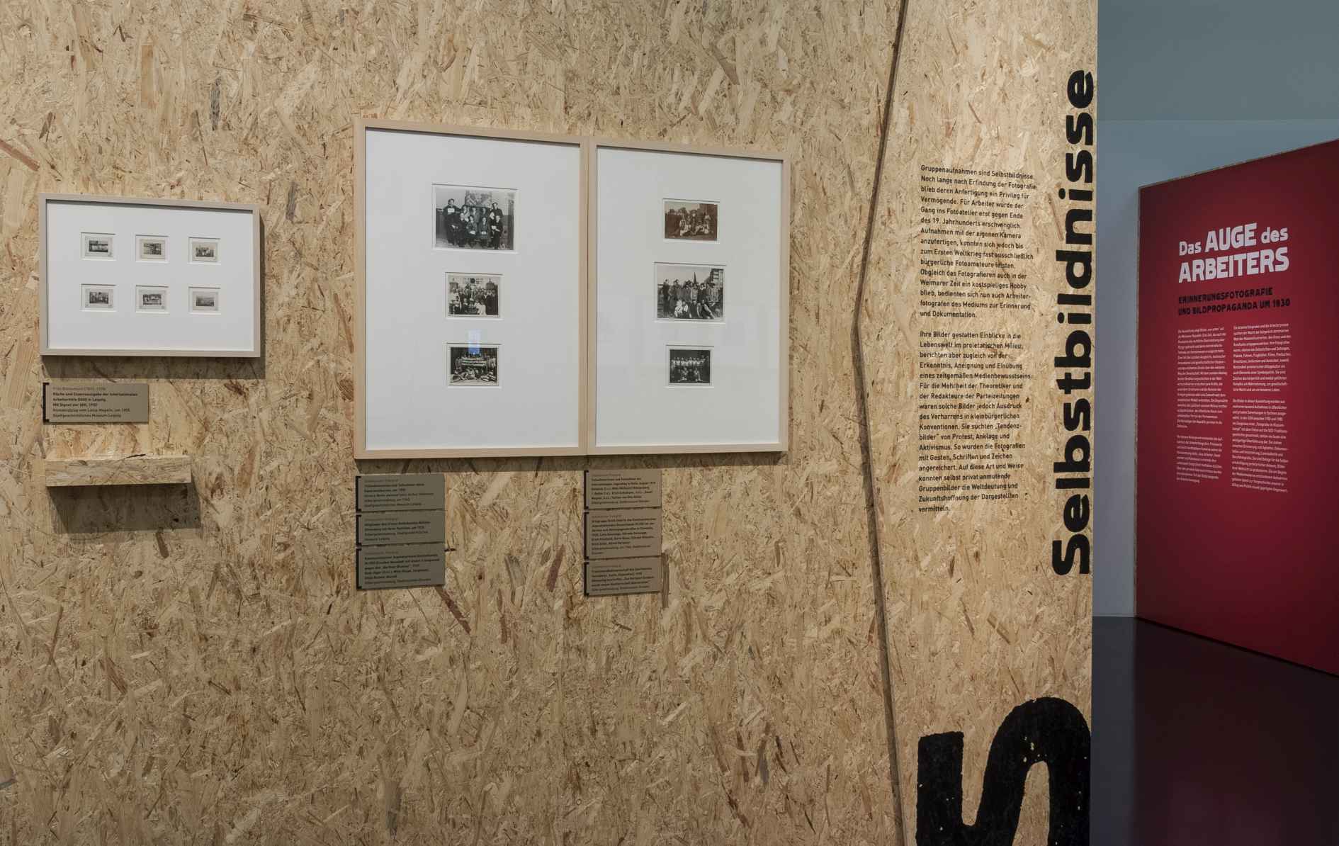 Aufnahme aus der Ausstellung „Das Auge des Arbeiters. Erinnerungsfotografie und Bildpropaganda um 1930“, Stadtmuseum Dresden, 2015