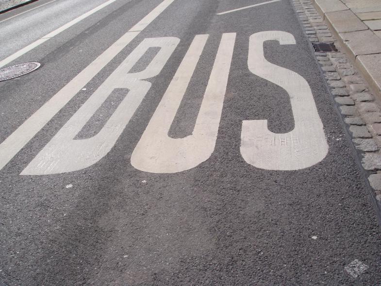 Busspur auf de Straße