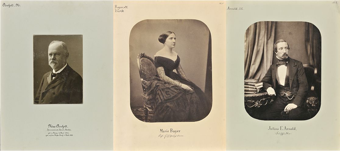 Der Tafeln aus der Sammlung von Porträtfotografien des Statdmuseums: Zwei Männer und eine Frau im Atelrier des Portraitfotografen. 